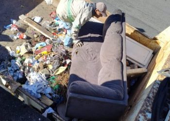 Ação conjunta remove duas toneladas de entulho de imóveis abandonados em Poços