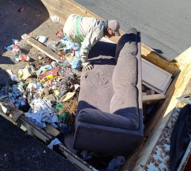 Ação conjunta remove duas toneladas de entulho de imóveis abandonados em Poços