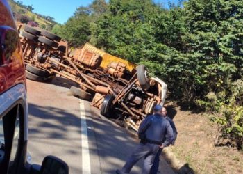 Motorista fica ferido após caminhão tombar em Divinolândia