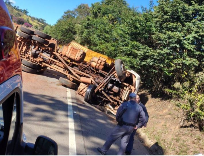 Motorista fica ferido após caminhão tombar em Divinolândia