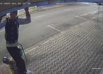 VÍDEO: Criminoso “dá pézinho” para outro entrar e furtar loja no Centro de Poços