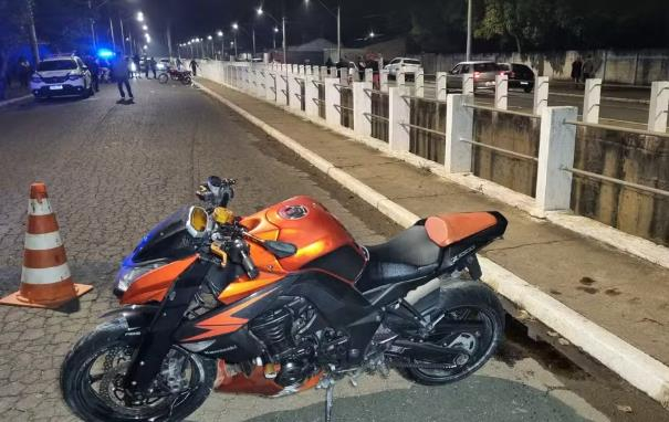 Empresário de 34 anos morre após batida entre duas motos; piloto da outra motocicleta é menor de idade