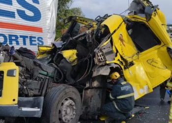 Acidente envolvendo três carretas e carro deixa homem morto na Fernão Dias