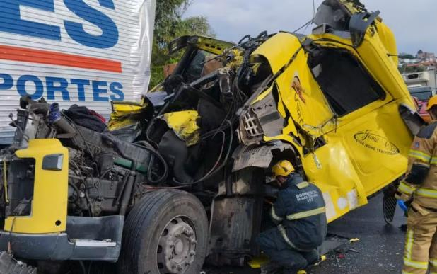 Acidente envolvendo três carretas e carro deixa homem morto na Fernão Dias