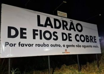 “Rouba outro, a gente não aguenta mais”, outdoor instalado em Poços manda recado para ladrão de fios de cobre