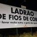“Rouba outro, a gente não aguenta mais”, outdoor instalado em Poços manda recado para ladrão de fios de cobre