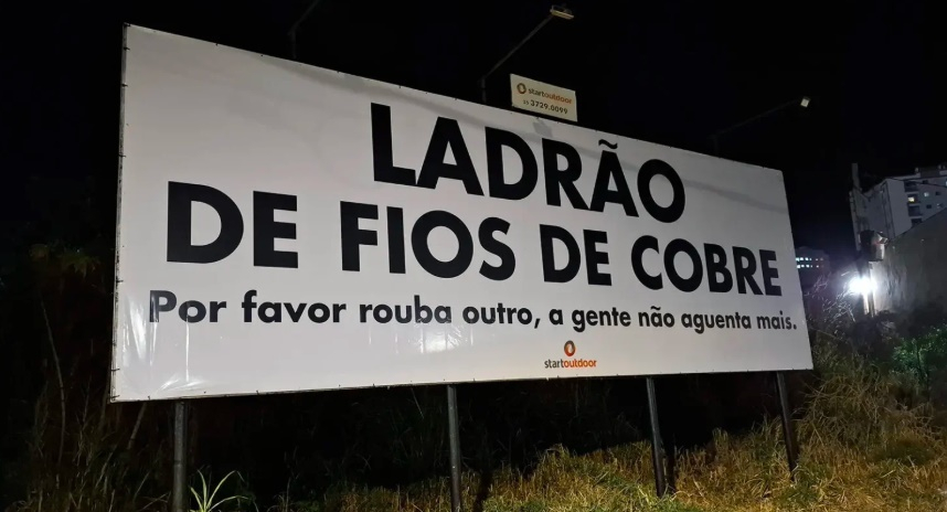 “Rouba outro, a gente não aguenta mais”, outdoor instalado em Poços manda recado para ladrão de fios de cobre