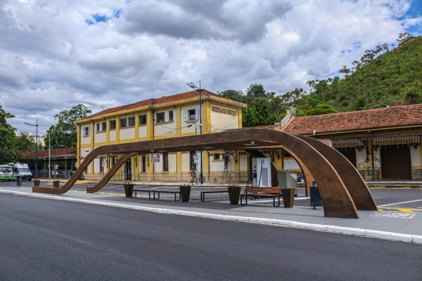 Carregamento de veículos deixará de ser gratuito em eletroposto de Poços de Caldas