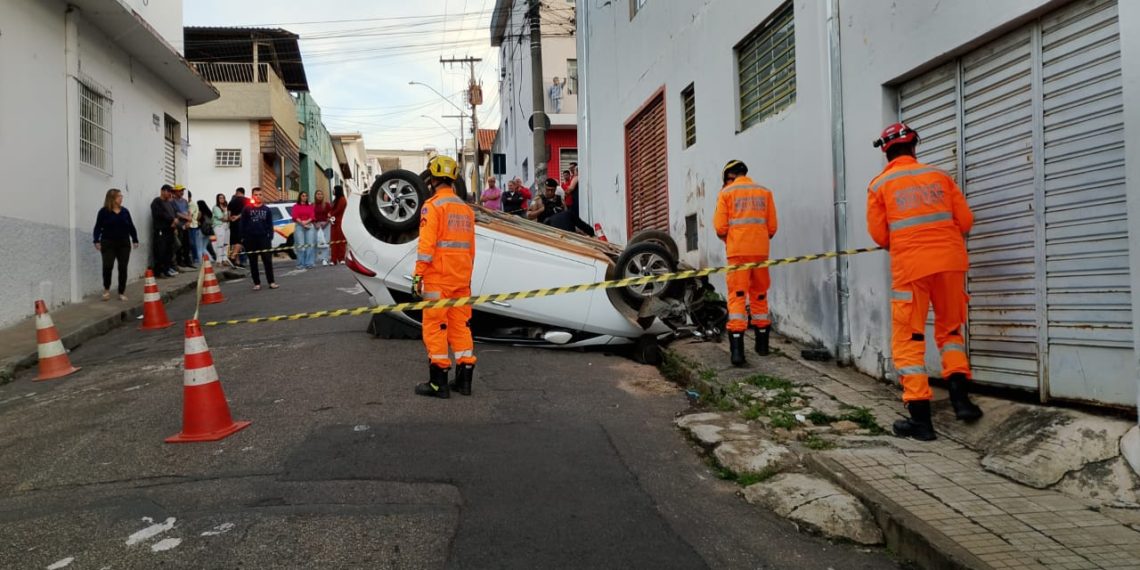 Veículo capota após colisão em cruzamento no Sul de Minas