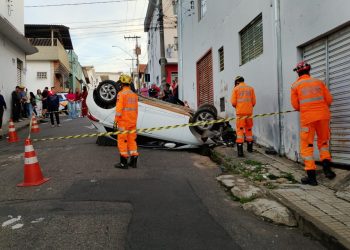 Veículo capota após colisão em cruzamento no Sul de Minas