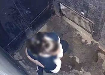 Pessoas urinando e atos obscenos: câmera registra uso indevido de espaço comercial em Poços