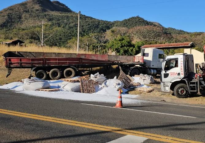 Carreta tomba em rodovia e deixa condutor ferido em Águas da Prata