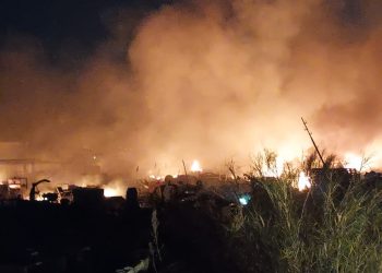 Incêndio de grandes proporções destrói ferro-velho na MG-450