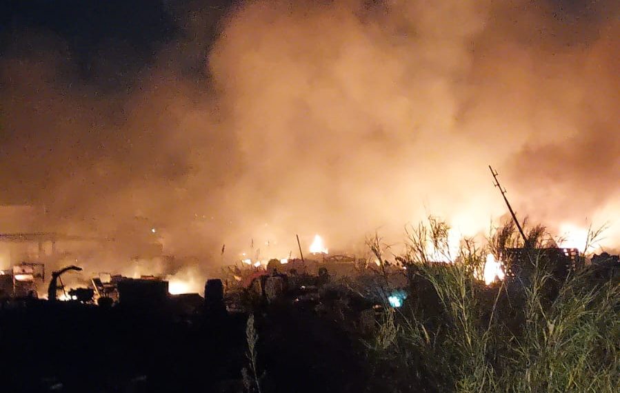 Incêndio de grandes proporções destrói ferro-velho na MG-450