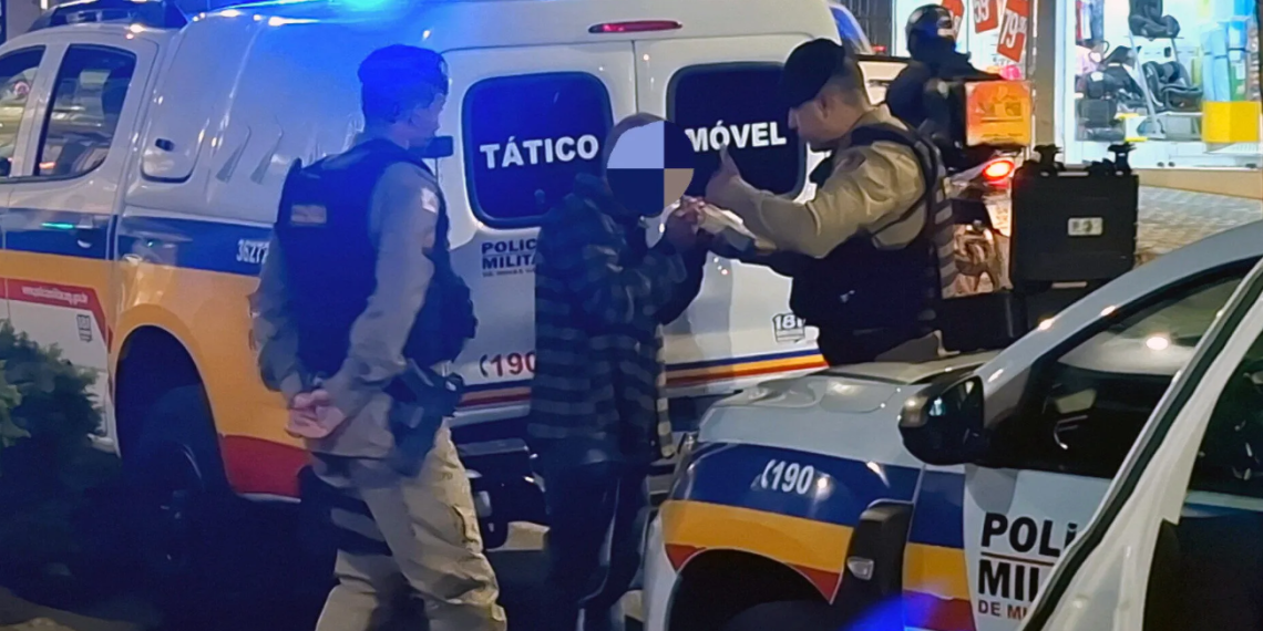 Colisão entre três veículos deixa uma pessoa ferida no centro de Poços de Caldas