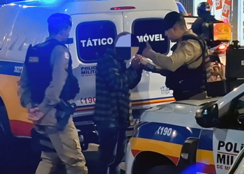 Colisão entre três veículos deixa uma pessoa ferida no centro de Poços de Caldas