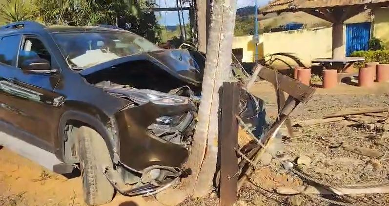 Mulher dorme ao volante, invade contramão e provoca acidente