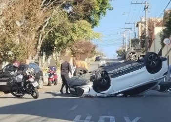 Carro capota no bairro Santa Ângela em Poços de Caldas