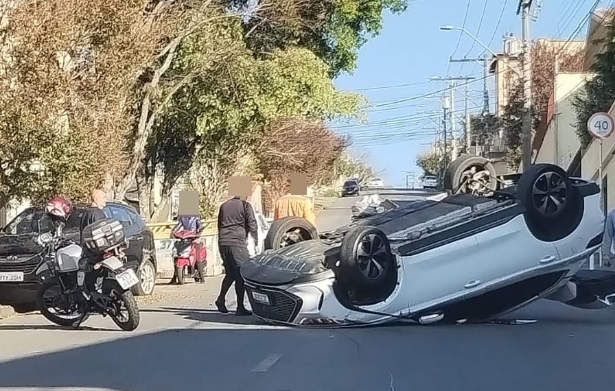 Carro capota no bairro Santa Ângela em Poços de Caldas