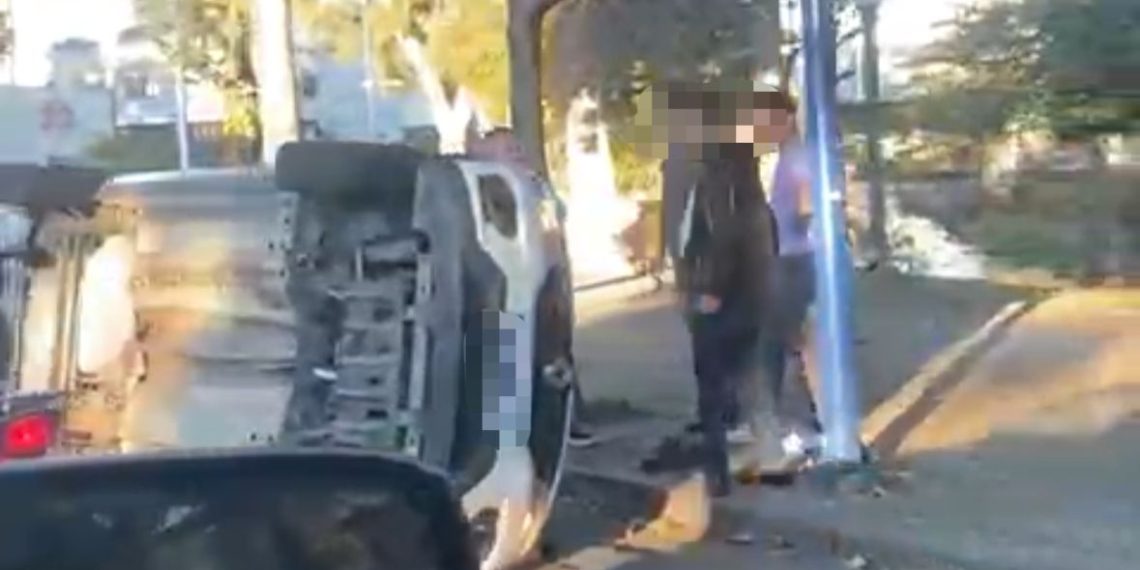 Motorista capota carro na Avenida Francisco Salles em Poços