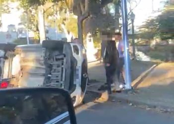 Motorista capota carro na Avenida Francisco Salles em Poços