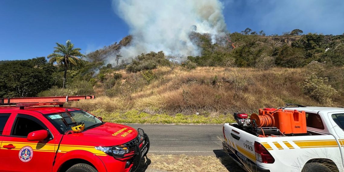 Incêndio de grandes proporções atinge vegetação na região da Cascata das Antas, em Poços