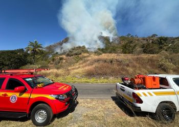 Incêndio de grandes proporções atinge vegetação na região da Cascata das Antas, em Poços