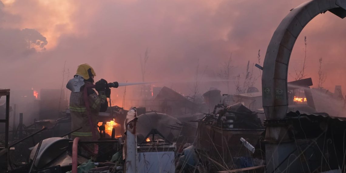 VÍDEO: Incêndio de grandes proporções atinge ferro-velho às margens de rodovia na região