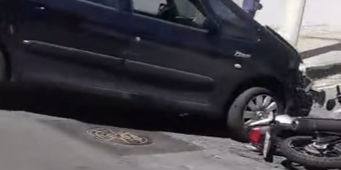 VÍDEO: Motociclista fica ferido após acidente com carro perto do pontilhão em Poços