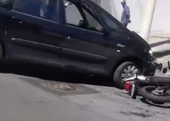 VÍDEO: Motociclista fica ferido após acidente com carro perto do pontilhão em Poços