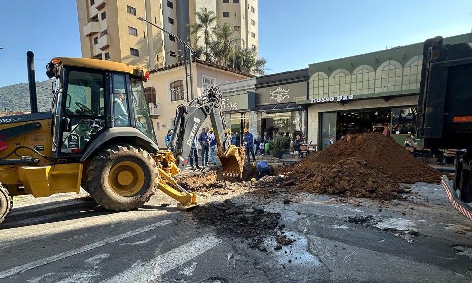 DMAE realiza obras na rua Junqueiras em Poços