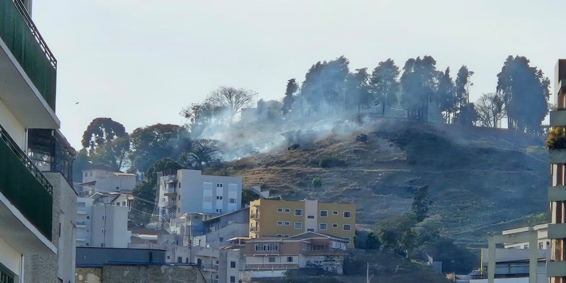 VÍDEO: Fogo atinge vegetação no Mirante Santa Rita em Poços na manhã desta quarta (20)