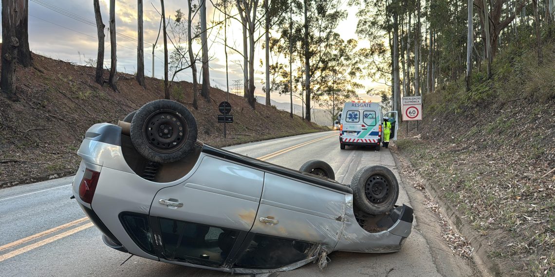 Condutor capota veículo na Rodovia do Contorno em Poços de Caldas