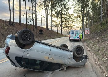 Condutor capota veículo na Rodovia do Contorno em Poços de Caldas