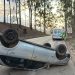 Condutor capota veículo na Rodovia do Contorno em Poços de Caldas