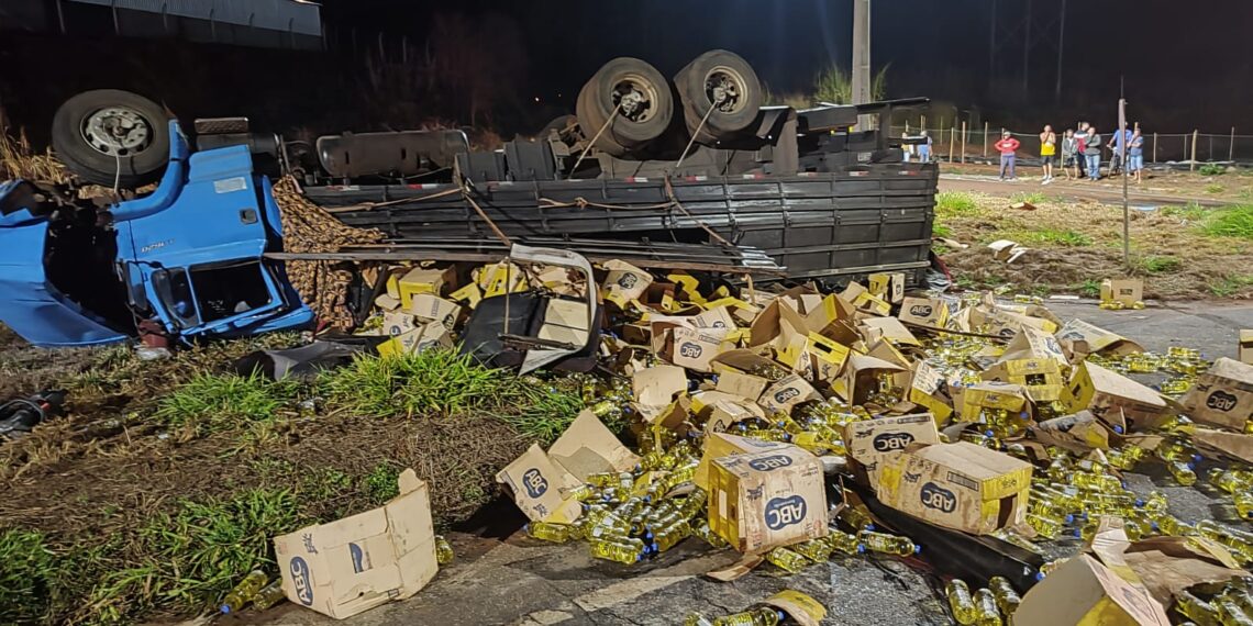 Uma pessoa morre e seis ficam feridas após acidente entre caminhão carregado com óleo e três carros em rodovia da região