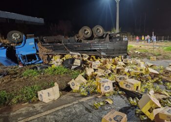 Uma pessoa morre e seis ficam feridas após acidente entre caminhão carregado com óleo e três carros em rodovia da região