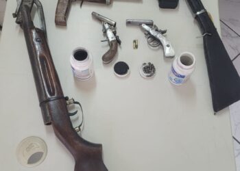 Briga por cama resulta em prisão de idoso por ameaça e porte ilegal de arma de fogo em Poços