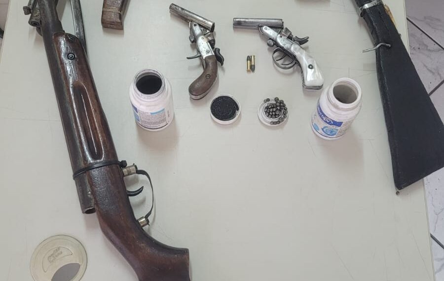 Briga por cama resulta em prisão de idoso por ameaça e porte ilegal de arma de fogo em Poços
