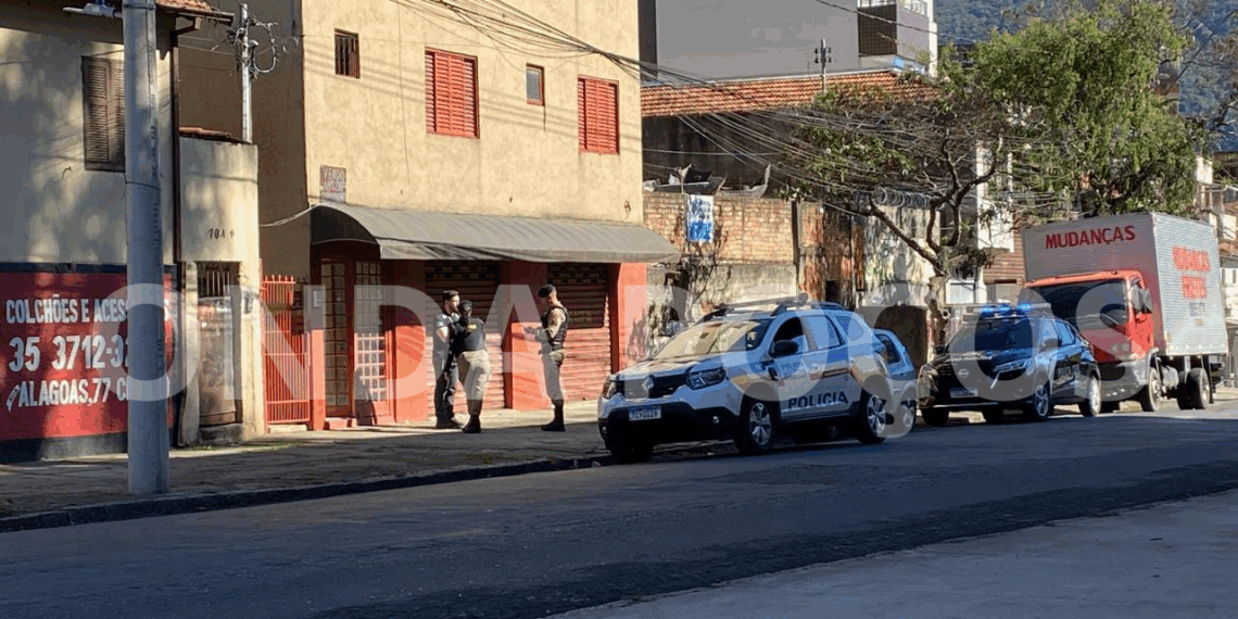 Homem entra em surto e danifica casas no Centro de Poços de Caldas