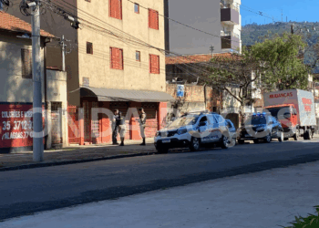 Homem entra em surto e danifica casas no Centro de Poços de Caldas