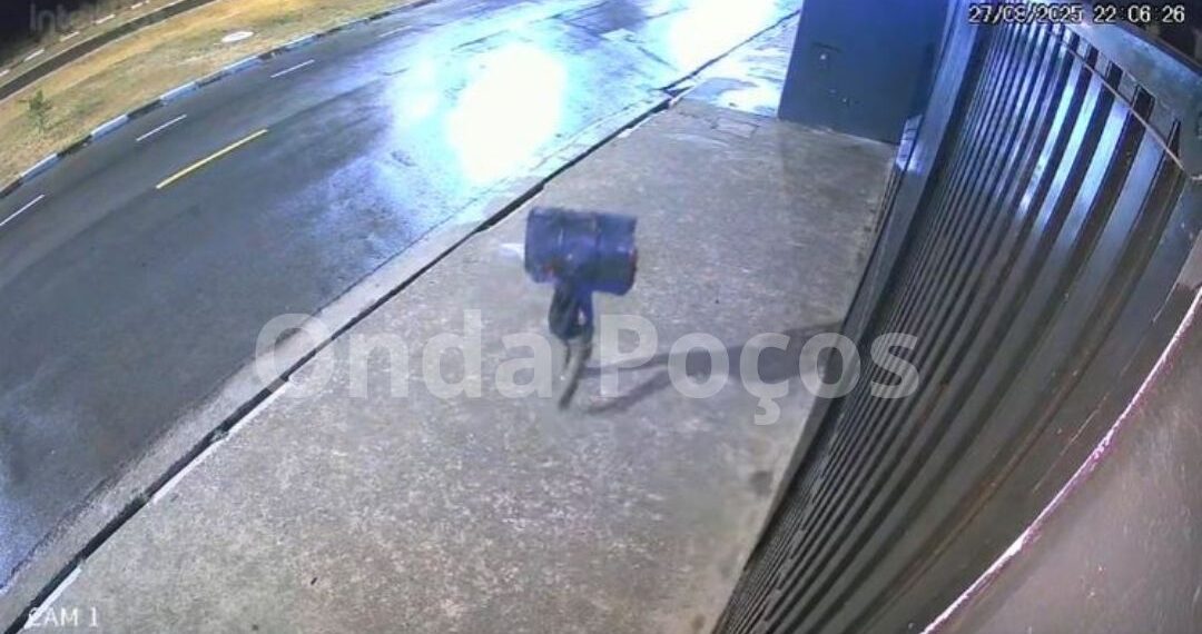 VÍDEO: homem é flagrado furtando lixeira de empresa em Poços de Caldas