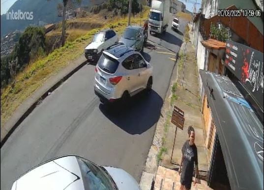 VÍDEO: acidente com três veículos é registrado na zona leste de Poços de Caldas