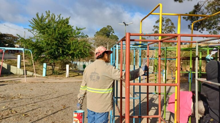 Secretaria de Serviços Públicos realiza manutenção em parquinhos infantis de Poços