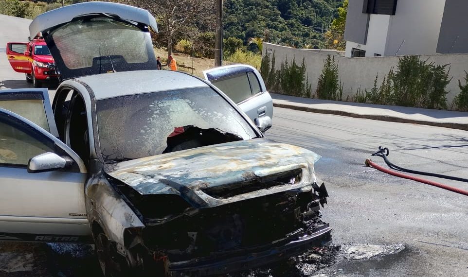 Incêndio em veículo mobiliza Corpo de Bombeiros em Poços de Caldas