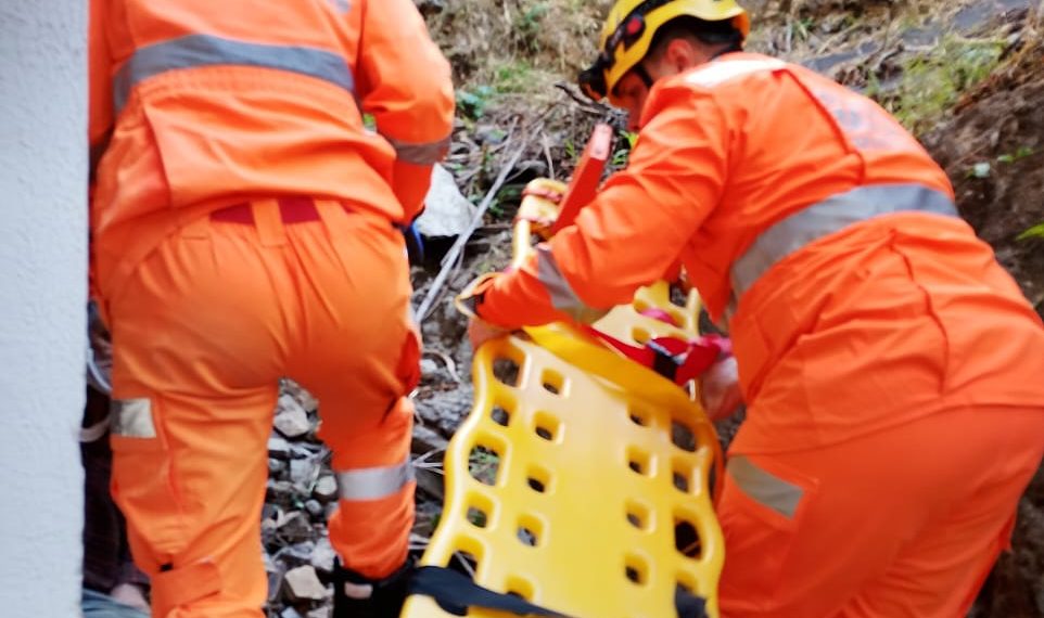 Homem fica ferido após cair de barranco em Poços de Caldas