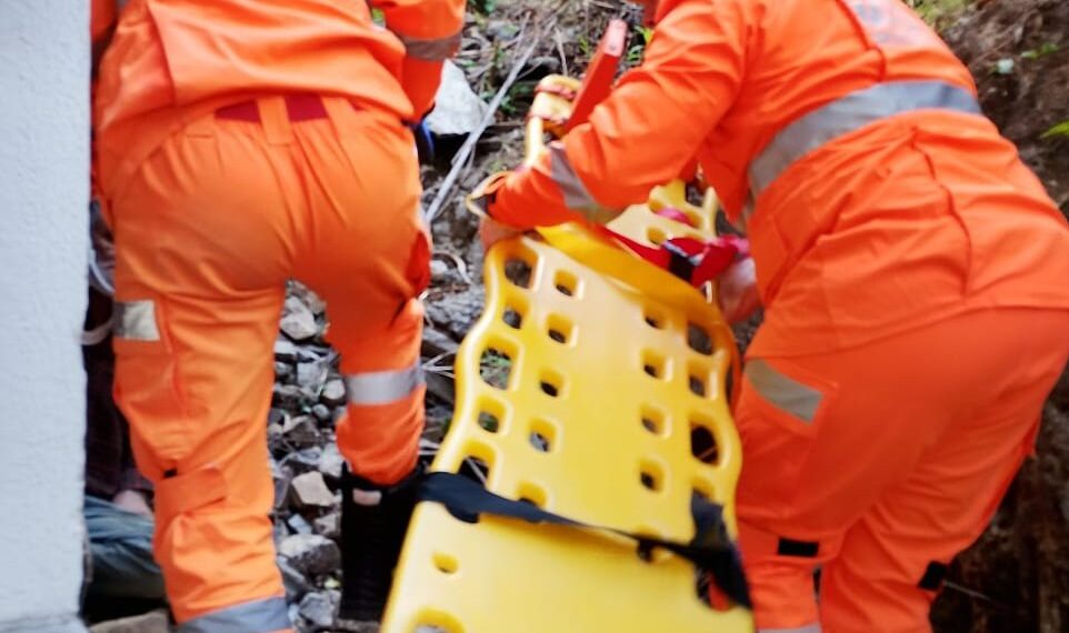 Homem fica ferido após cair de barranco em Poços de Caldas