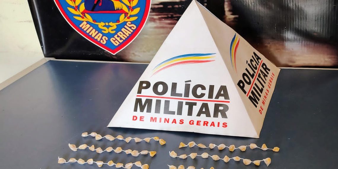 Morador denuncia esconderijo e PM apreende 100 pedras de crack; autor foi preso