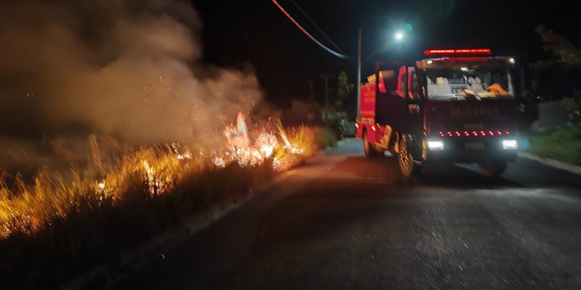 Incêndio em vegetação atinge área urbana de Andradas e mobiliza bombeiros
