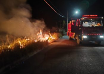 Incêndio em vegetação atinge área urbana de Andradas e mobiliza bombeiros